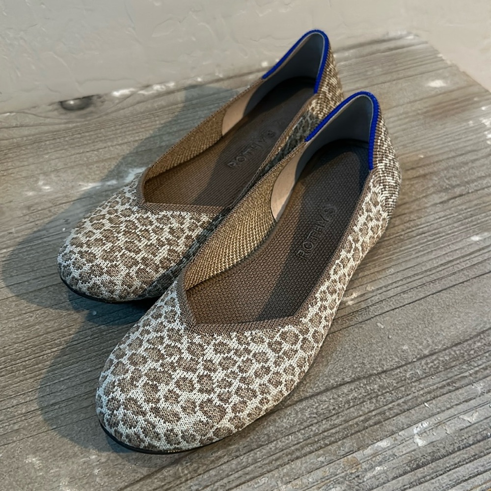 Brand new Roth flats in a light leopard print. Size 8.5